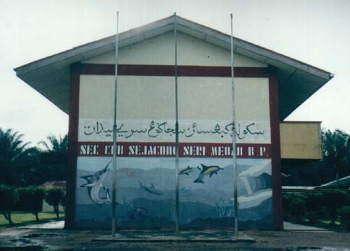 bangunan.jpg (27939 bytes)
